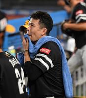 ４回１０失点の大乱調で降板した千賀＝ＺＯＺＯマリンスタジアム（撮影・三好信也）