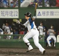 ９回日本ハム２死一塁、高浜が中越えにサヨナラ二塁打を放つ＝旭川