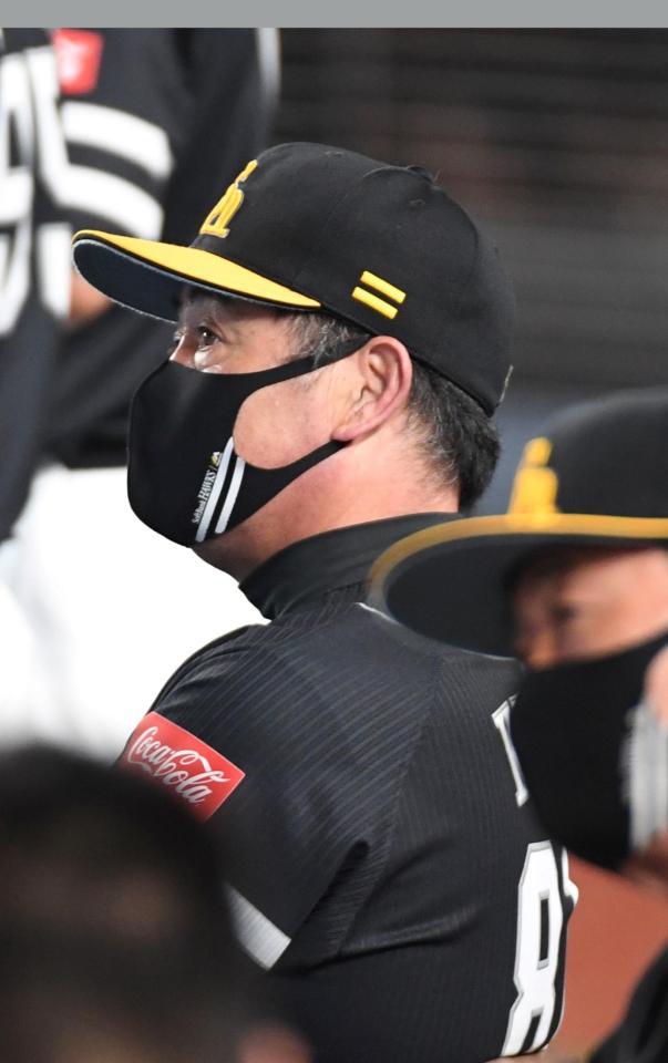 千賀の乱調に力なくスコアボードを見つめる工藤監督＝ＺＯＺＯマリンスタジアム（撮影・三好信也）