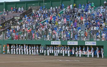 試合前、大島康徳さんに黙とうを捧げる日本ハムナインとファン　