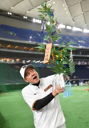 　七夕飾りを手に笑顔を見せる原監督（撮影・西岡正）