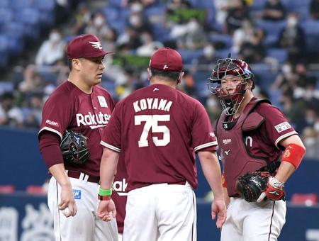 　６回、田中将（左）は失点し小山コーチがマウンドに行く（撮影・山口登）