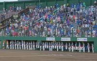 試合前、大島康徳さんに黙とうを捧げる日本ハムナインとファン　