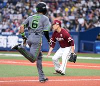 　６回、田中将は吉田正に適時二塁打を打たれ一走・宗が生還する（撮影・山口登）