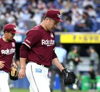 　６回に３失点した楽天・田中将は厳しい表情でベンチに戻る（撮影・山口登）