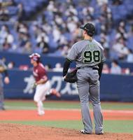 　９回、張奕は島内に同点３ランを許す（撮影・山口登）