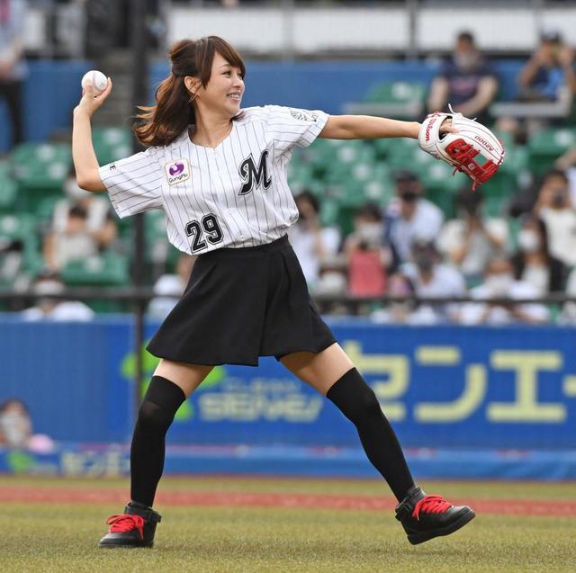【写真】始球式を務めた渡辺美奈代　現役アイドル顔負けのポーズ