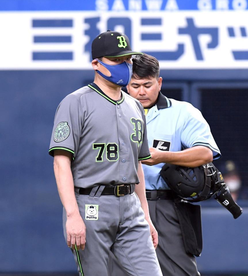 ９回、勝ち越されオリックス・中嶋聡監督は投手交代を告げベンチに戻る＝京セラドーム大阪（撮影・山口登）
