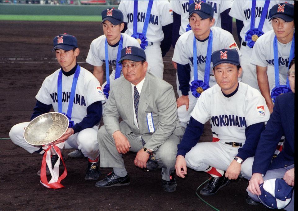 　松坂（前列左端）ら率いて選抜大会を制した横浜・渡辺監督＝１９９８年