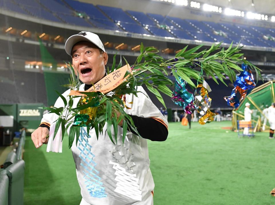 　七夕飾りを見せる原監督（撮影・西岡正）