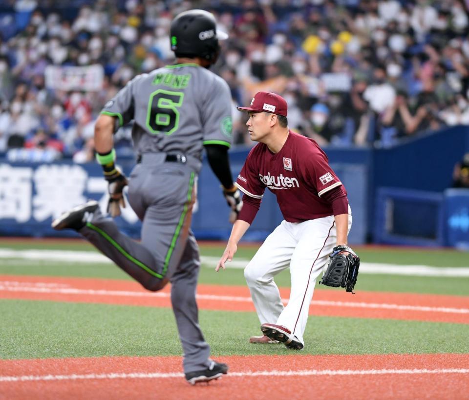 　６回、田中将は吉田正に適時二塁打を打たれ一走・宗が生還する（撮影・山口登）