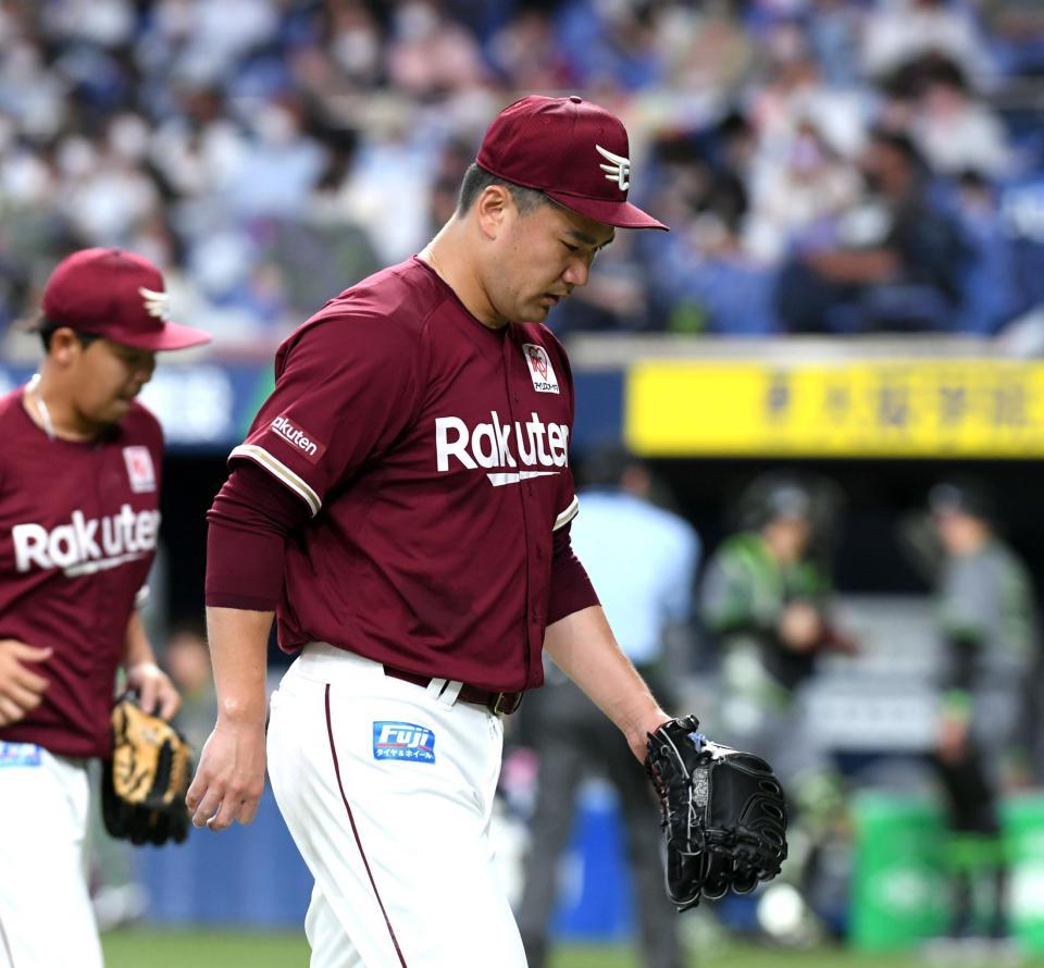 　６回に３失点した楽天・田中将は厳しい表情でベンチに戻る（撮影・山口登）