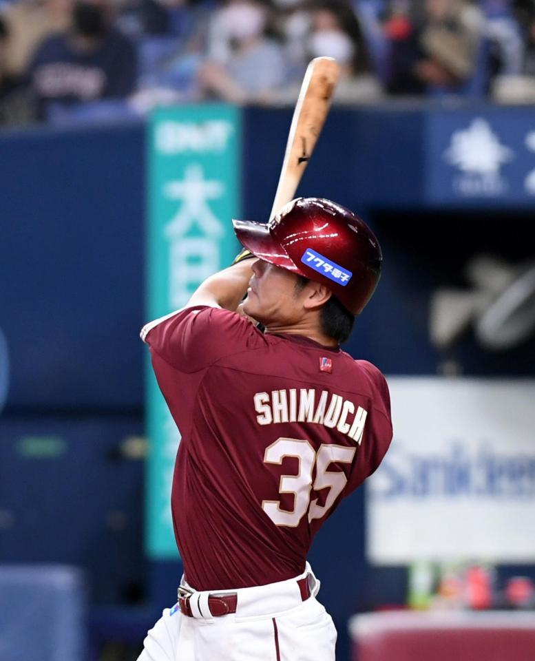 　９回、島内は右越えに同点３ランを放つ（撮影・山口登）