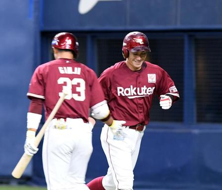 　９回、勝ち越しソロを放ち生還する岡島（撮影・山口登）