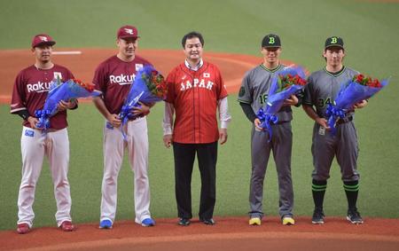 　壮行セレモニー後、記念撮影に納まる（左から）浅村、田中将、杉浦正則氏、山本、吉田正（撮影・神子素慎一）