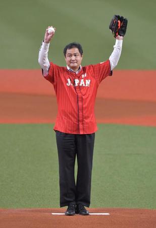 　始球式を努めた杉浦正則氏（撮影・神子素慎一）