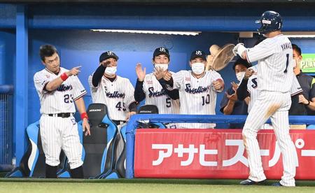 　４回、勝ち越しに湧くヤクルトナイン（撮影・飯室逸平）