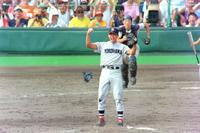 　全国高校野球選手権大会の決勝でノーヒットノーランを達成。ガッツポーズする横浜・松坂＝９８年