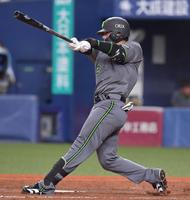 　５回、左翼へ先制となるソロを放つ若月（撮影・神子素慎一）