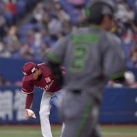 　５回、若月にソロを許す岸（撮影・神子素慎一）