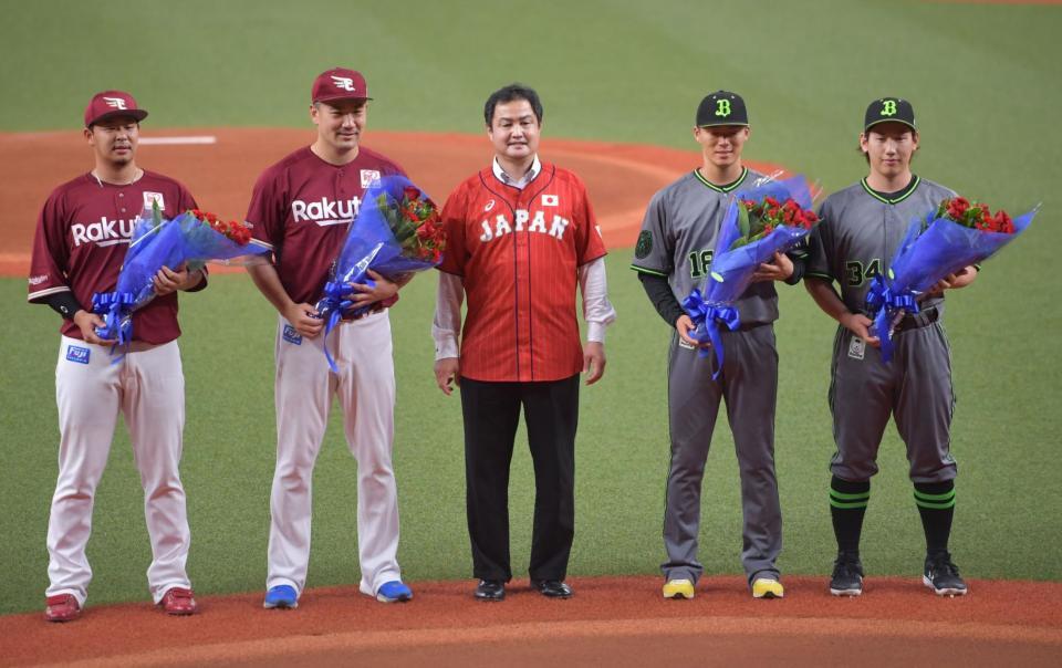 　壮行セレモニー後、記念撮影に納まる（左から）浅村、田中将、杉浦正則氏、山本、吉田正（撮影・神子素慎一）