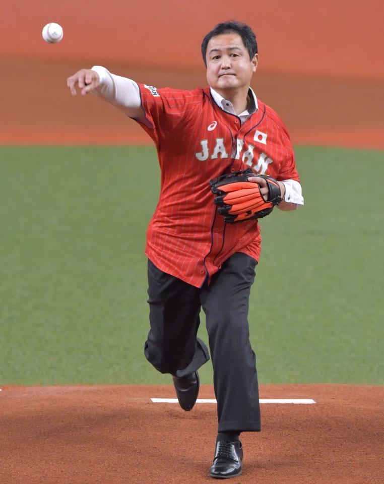 　始球式を努める杉浦正則氏（撮影・神子素慎一）