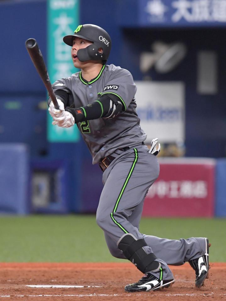　５回、左翼へ先制となるソロを放つ若月（撮影・神子素慎一）