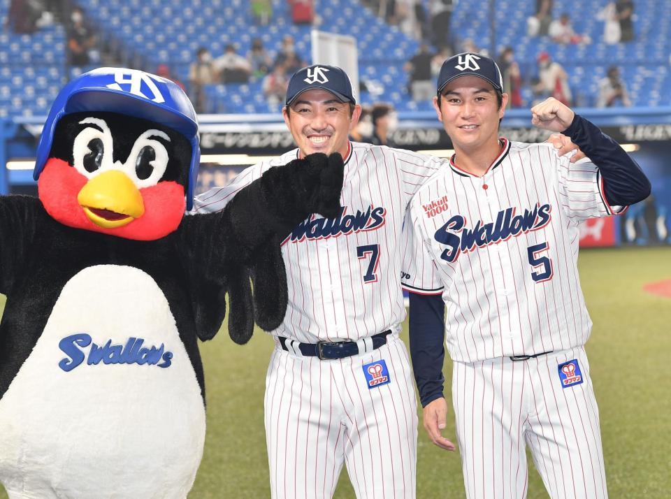 　つば九郎（左）からあごタッチを受け、川端（右）と笑顔を見せる内川（撮影・西岡正）