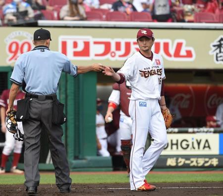 　３回、打者金子のとき暴投し追加点を許す楽天・涌井