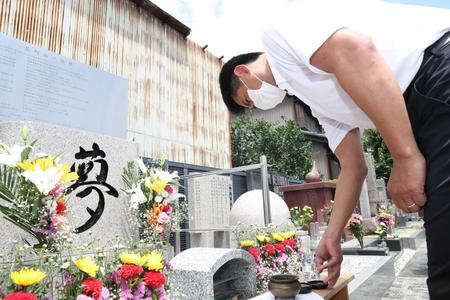 星野仙一元監督の供養碑を訪れ、焼香する野球日本代表の稲葉監督（代表撮影）