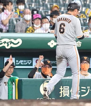 　７回、岡本和の犠飛で生還した坂本（６）を迎える原監督（中央）＝撮影・北村雅宏