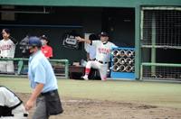 ベンチから指示を送る日大三島・永田監督