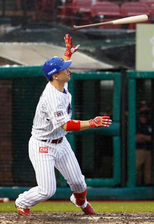 ８回楽天１死二、三塁、炭谷が左中間に移籍後初本塁打となる３ランを放つ＝楽天生命パーク