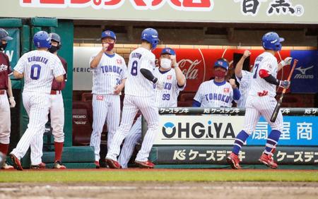 ７回、決勝点となる３ランを放った鈴木大（７）らを迎える楽天・石井監督（中央）＝楽天生命パーク
