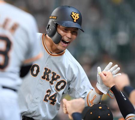 　８回、先制打を放った大城はベンチ前でナインに迎えられ笑顔を見せる（撮影・田中太一）