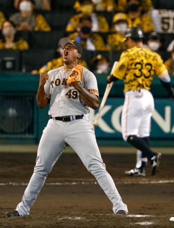 　９回、糸原を空振りの三振に仕留め、雄たけびを上げるビエイラ＝甲子園