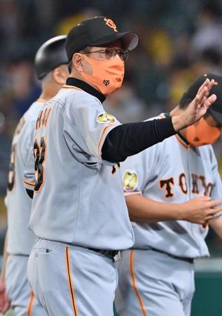 　阪神に勝利し、ファンに手を振る原監督＝甲子園球場