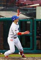 ８回楽天１死二、三塁、炭谷が左中間に移籍後初本塁打となる３ランを放つ＝楽天生命パーク