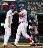 ８回、移籍後初本塁打となる３ランを放ち、コーチ（左）に迎えられる楽天・炭谷。捕手森＝楽天生命パーク