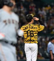 　８回、大城に左前適時打を浴びた西勇（撮影・佐々木彰尚）