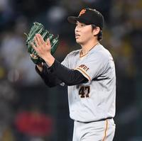 ７回、阪神・大山悠輔の打球をアウトにした巨人・坂本勇人にグラブをたたく巨人・高橋優貴＝甲子園（撮影・田中太一）