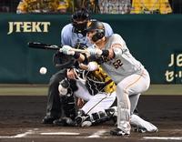 ８回、送りバントを決める北村（撮影・飯室逸平）