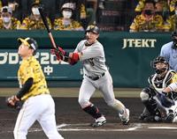 　８回、二塁打を放つ亀井（撮影・飯室逸平）