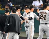 　勝利を喜びナインを迎える原監督（撮影・飯室逸平）