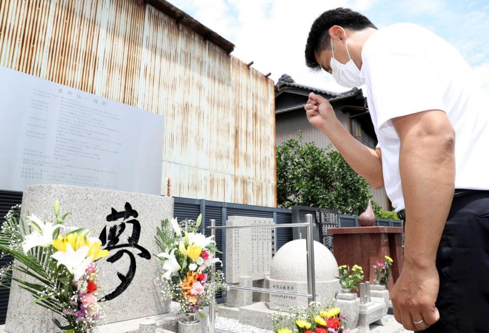 　星野仙一元監督の供養碑を訪れ、焼香する野球日本代表の稲葉監督（代表撮影）