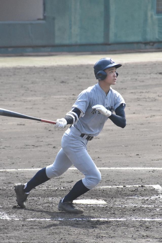 四回１死満塁から走者一掃の右越え適時三塁打を放つ京都外大西・西村