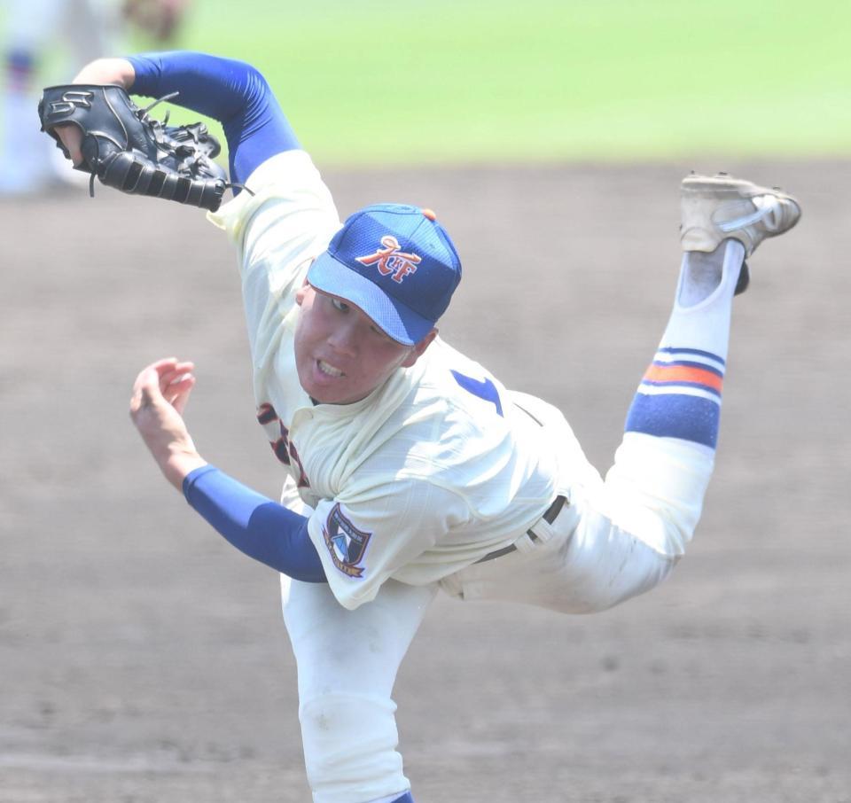 　先発し、力投する神戸国際大付・楠本（撮影・北村雅宏）