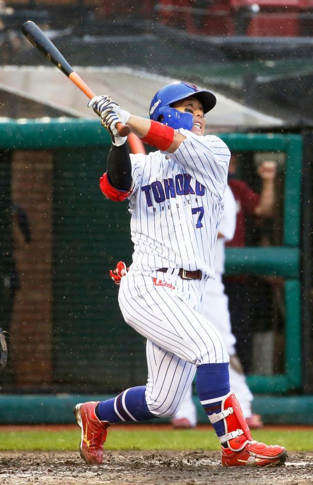 ７回楽天１死一、二塁、鈴木大が右翼ポール際に決勝３ランを放つ＝楽天生命パーク