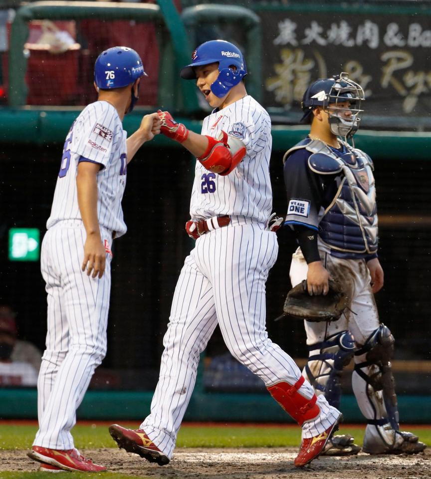 ８回、移籍後初本塁打となる３ランを放ち、コーチ（左）に迎えられる楽天・炭谷。捕手森＝楽天生命パーク