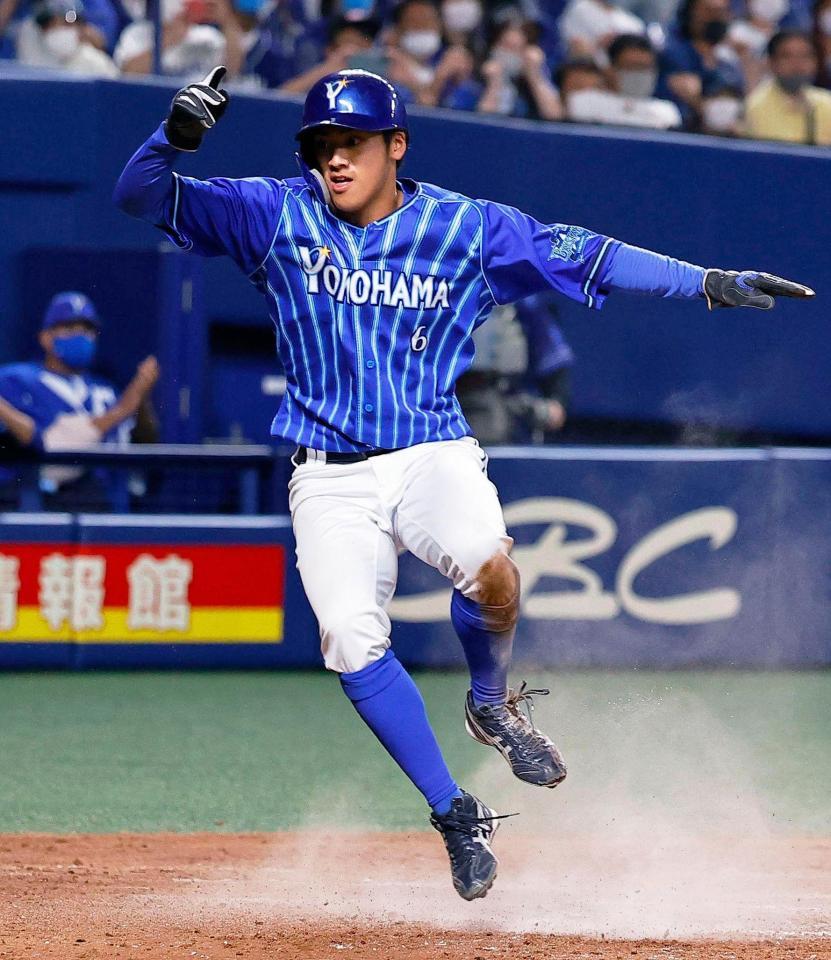 ９回ＤｅＮＡ２死二塁、佐野の適時打で生還する森＝バンテリンドーム